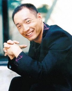 ​李易祥：机修工变平民影帝，和女星曾黎分手，转身娶韩国美女为妻