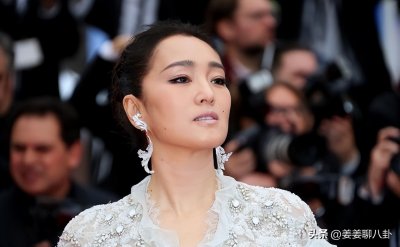 ​巩俐承认私生子，张艺谋得知后激动赴法认亲，难怪嫁老外不生孩子