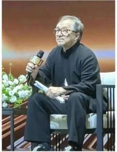 不老男神成龙也老了，70岁近照曝光