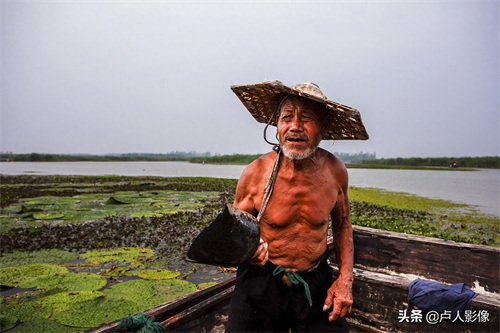 东平湖是《水浒传》中八百里水泊遗存水域，这位老渔民以打渔为生