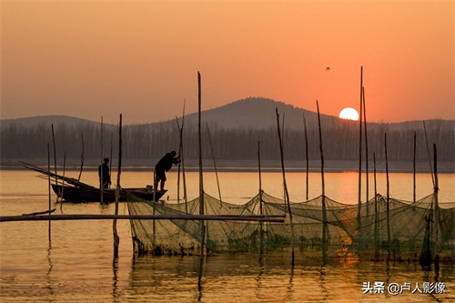 东平湖是《水浒传》中八百里水泊遗存水域，这位老渔民以打渔为生