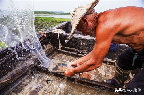 东平湖是《水浒传》中八百里水泊遗存水域，这位老渔民以打渔为生