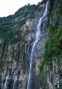 ​我国落差高度排名前五的瀑布，第一达1040米，你知道位于哪里吗？