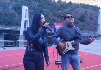 ​52岁斯琴格日乐商演土气？网友称其被臧天朔毁了，本人怒气回应