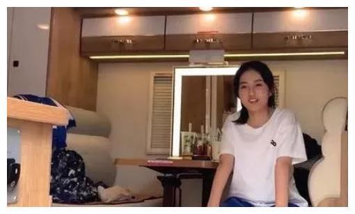 徐峥真会玩,突然访问张子枫房车,子枫妹妹素颜出镜显可爱漂亮