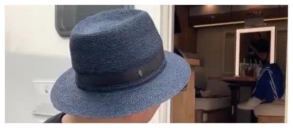 徐峥真会玩,突然访问张子枫房车,子枫妹妹素颜出镜显可爱漂亮