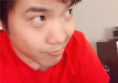 ​黄毅清家里干什么的  据说黄父是最早在上海青浦造别墅的人