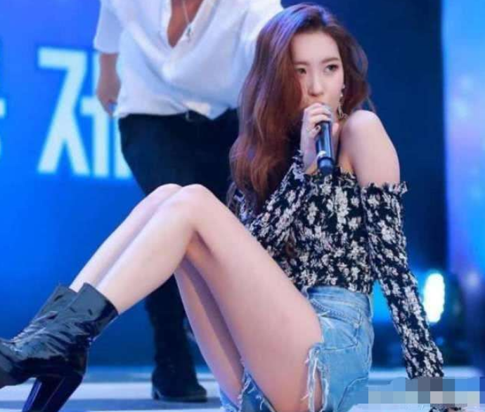 为什么说李宣美是腿精 她的小腿蔓延到大腿的线条很自然