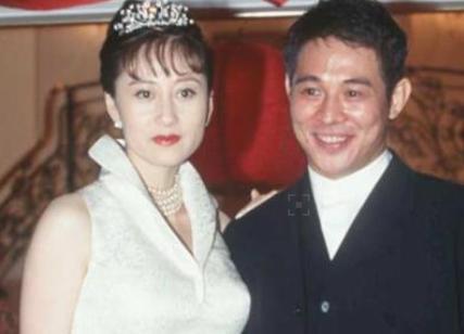 55岁李连杰前妻近照曝光,隐瞒整整27年,网友:比现任有气质