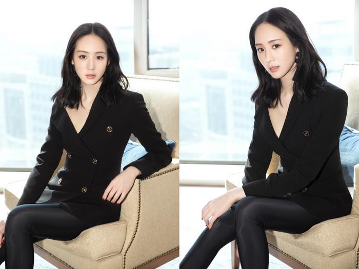 张钧甯穿深V西装搭紧身皮裤,真是帅气又性感