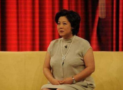 ​49岁王茜华近照，藏了8年的二婚老公，原来是大家熟悉的他