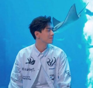 ​李现被鱼亲吻 这条鱼让粉丝们妒忌李现是在哪里被鱼亲吻