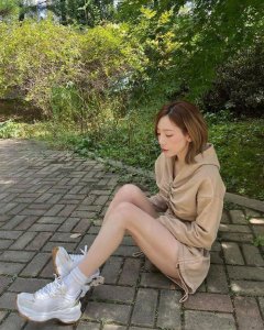 ​33岁少女时代泰妍，秀出六块坚实腹肌，纤细的双腿仿佛会折断一般