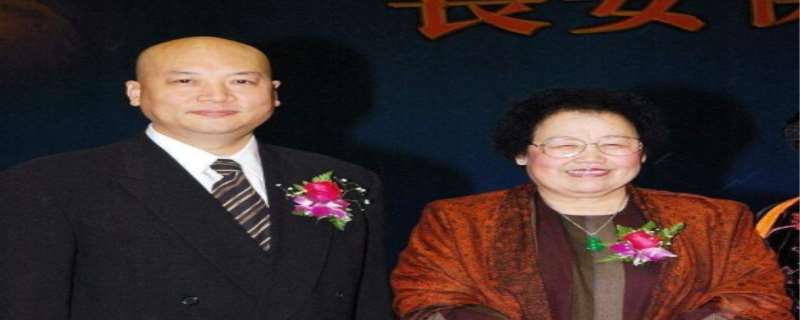 迟重瑞老婆比他大多少，迟重瑞老婆是皇室后裔吗