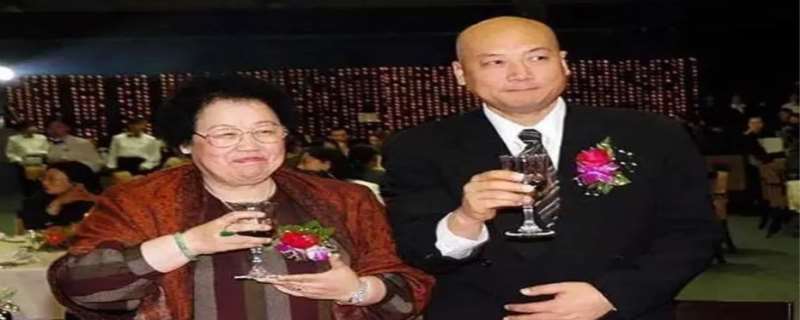 迟重瑞老婆比他大多少，迟重瑞老婆是皇室后裔吗