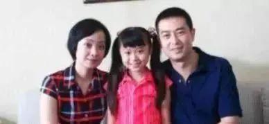 50岁富姐王海燕,二婚嫁给老戏骨张嘉译,如今一家三口很幸福