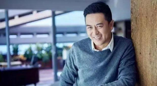 50岁富姐王海燕,二婚嫁给老戏骨张嘉译,如今一家三口很幸福