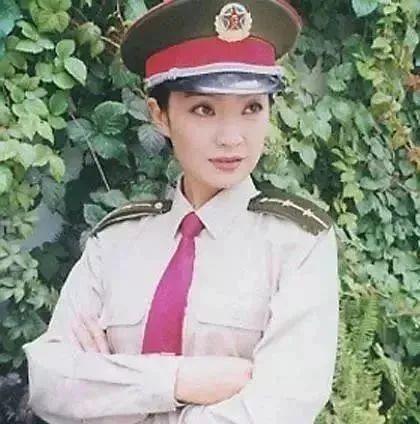 50岁富姐王海燕,二婚嫁给老戏骨张嘉译,如今一家三口很幸福