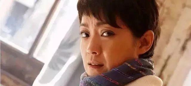 50岁富姐王海燕,二婚嫁给老戏骨张嘉译,如今一家三口很幸福