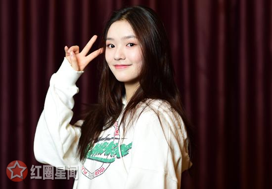 林允什么学历读过大学吗 林允看提词器太频繁惹争议